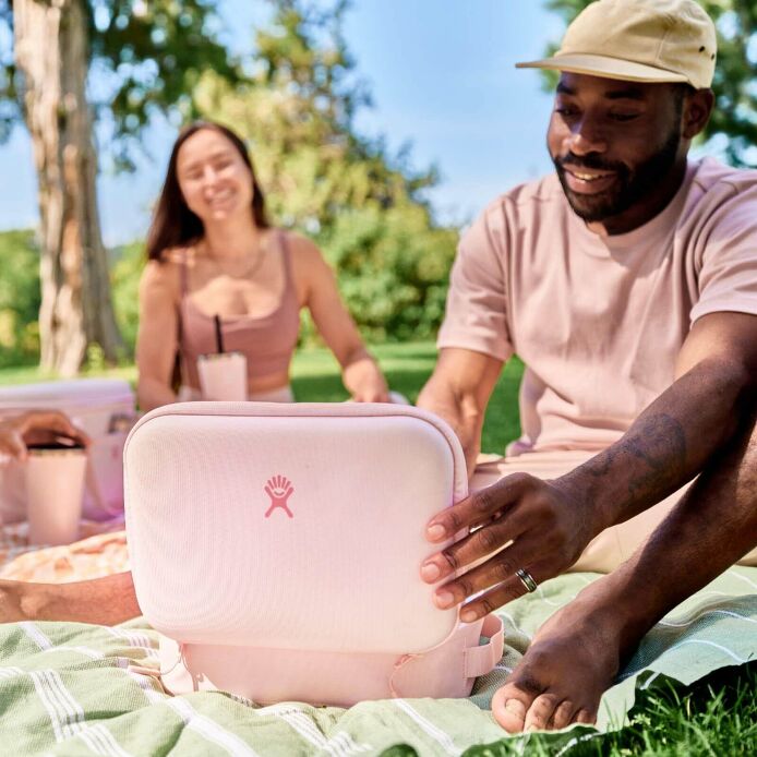 5-l-carry-outtm-lunch-box-w1 hf_s24_trillium_45_1.jpg